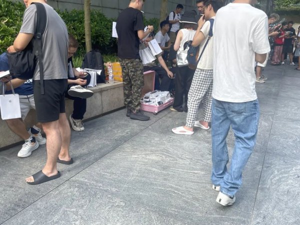 爱配资app软件下载 【实探】华为三折叠屏手机秒光 “黄牛”加价两三万收不到！